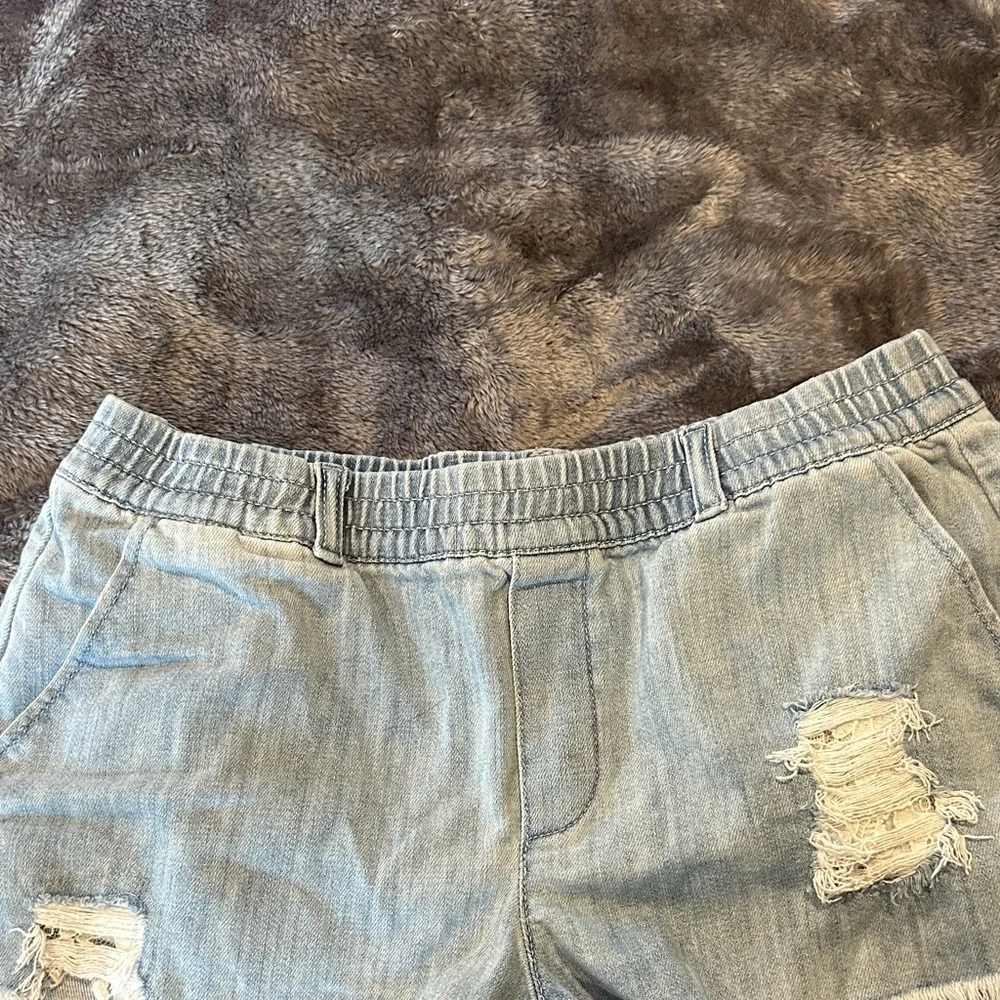 Aerie- Distressed Women Shorts size small - Picture 5 of 8